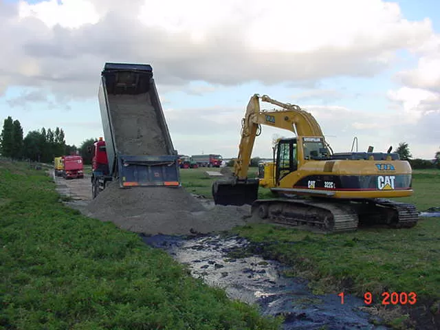 Dempen van een teensloot met zand (bron: Hoogheemraadschap van Delfland)