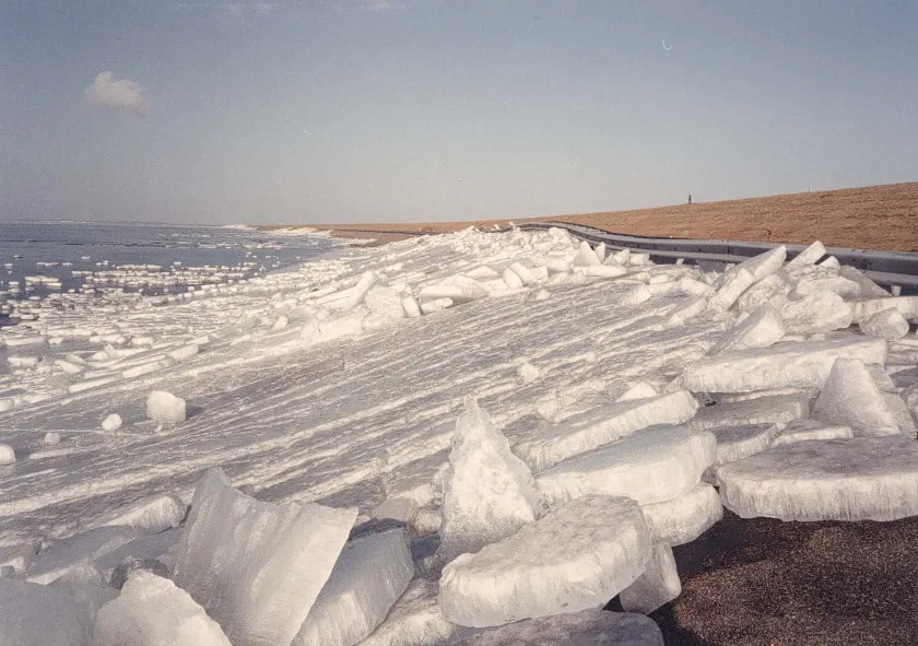 Kruiend ijs tegen Houtribdijk
