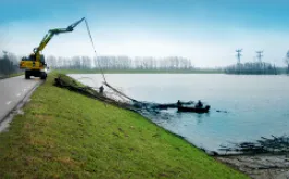 Verwijderen dijfvuil vanuit dijkkruin (bron: Handboek Diijjbewaking, 2018)
