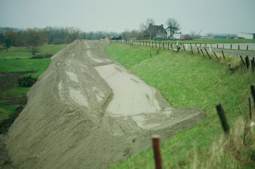 Steunberm van zand hoogwater 1993 bij Ochten (bron: RWS)