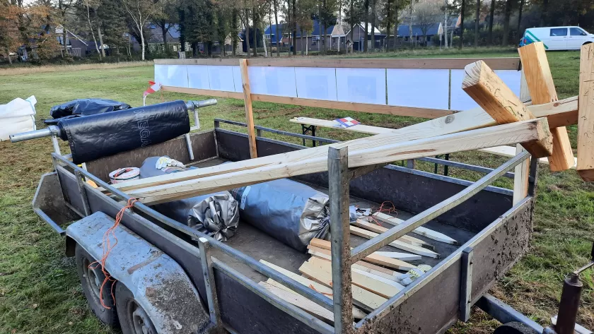 Folie, piketten en stokken