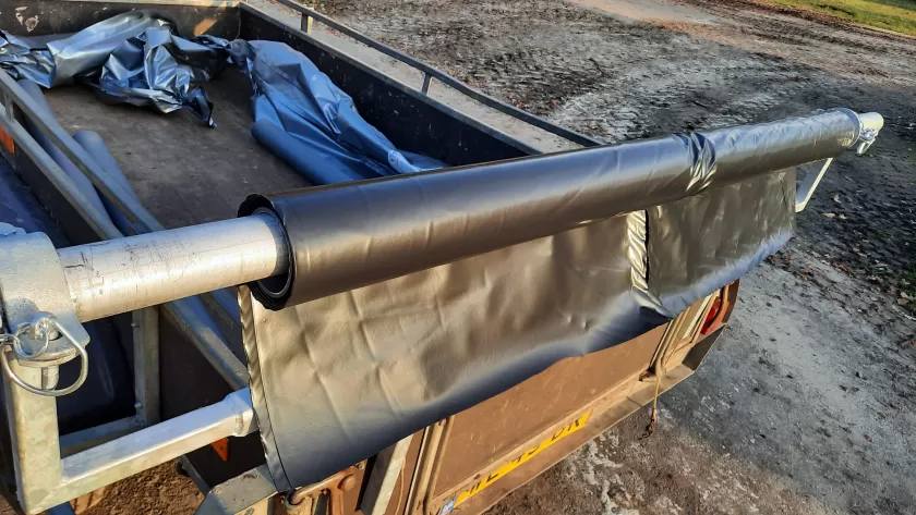 Beugel op aanhanger voor afrollen folie