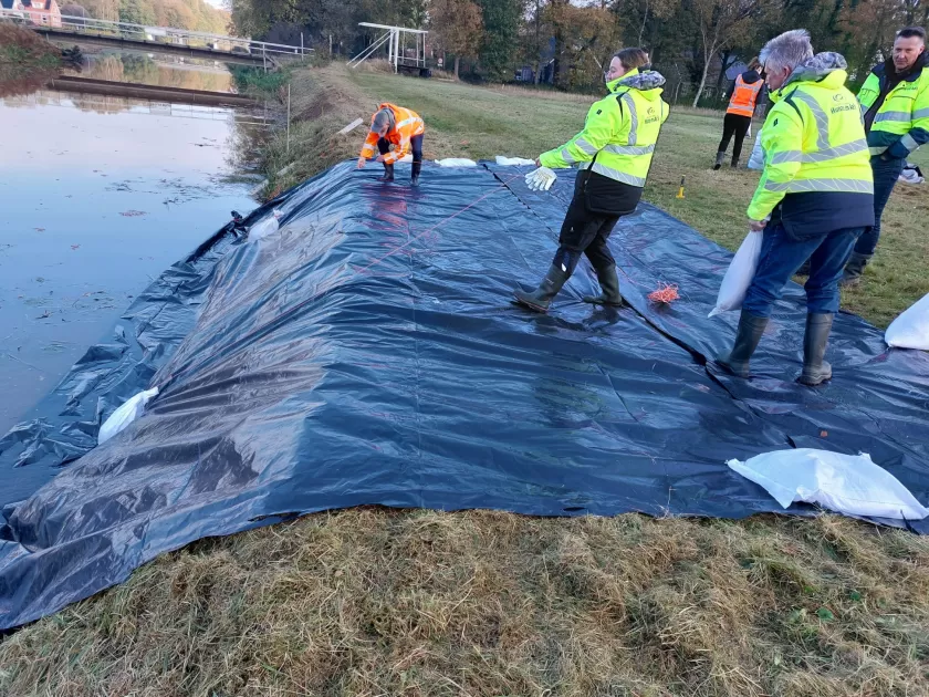 Fixeren van folie met aan een touw gebonden zandzakken