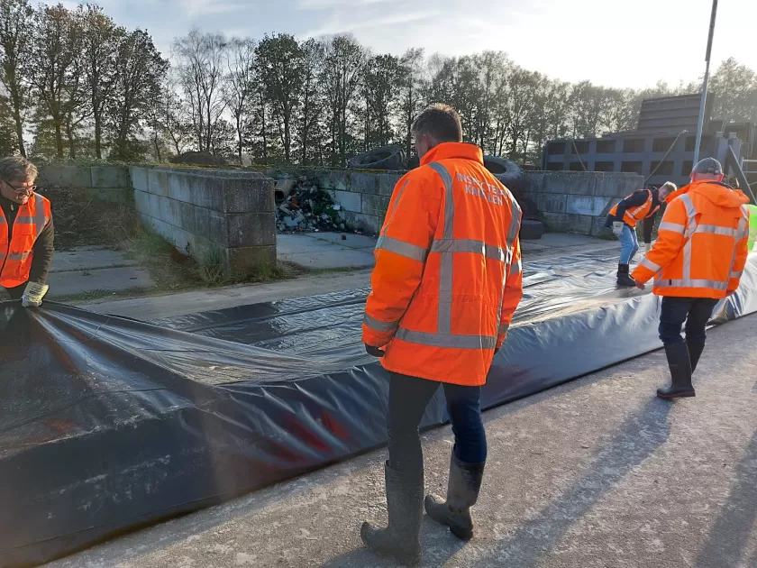 Terugslaan folie over strook zand