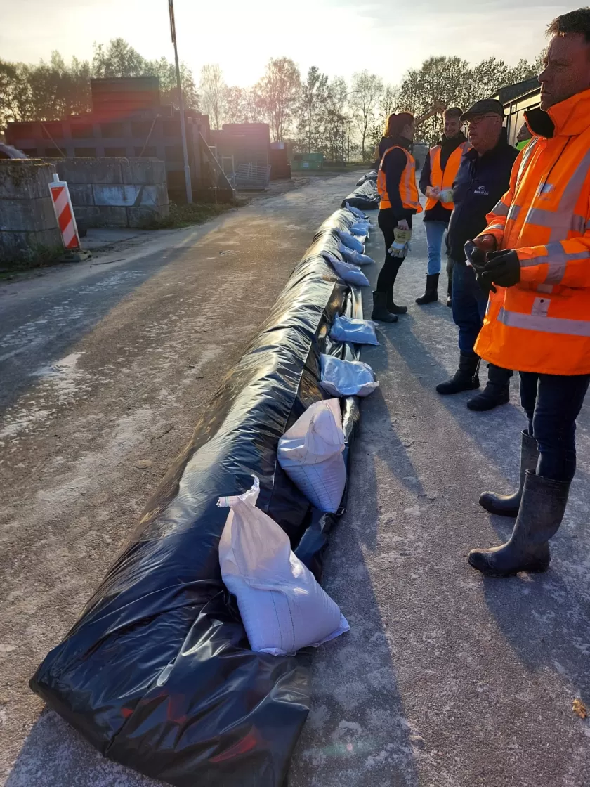 Folie goed vastzetten met zandzakken